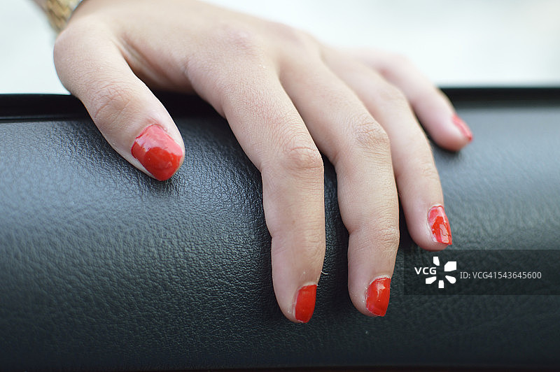 女人的形象与红色的钉子在车图片素材