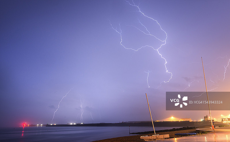 英国风暴，多佛闪电。南海岸。英吉利海峡。英国。欧洲。图片素材