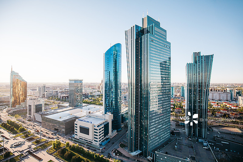 哈萨克斯坦阿斯塔纳市中心的努尔日霍尔布尔瓦尔，摩天大楼图片素材