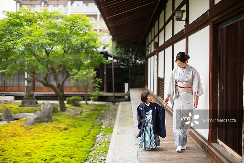日本小男孩和母亲在泉寺散步图片素材