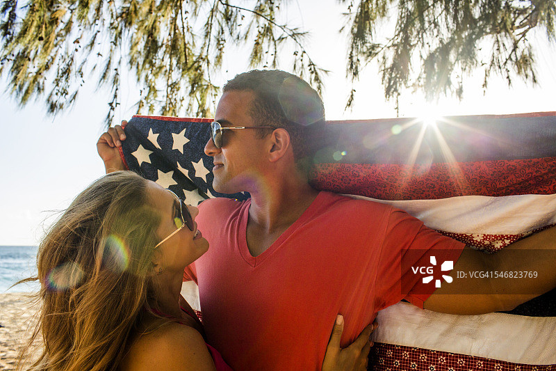 一对夫妇拿着美国国旗被子图片素材
