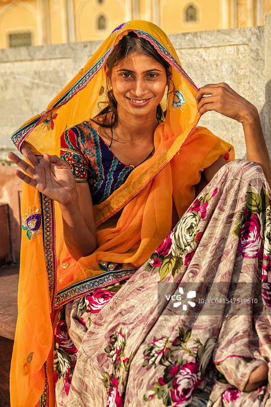 印度斋浦尔附近的一个村庄里的年轻印度妇女图片素材