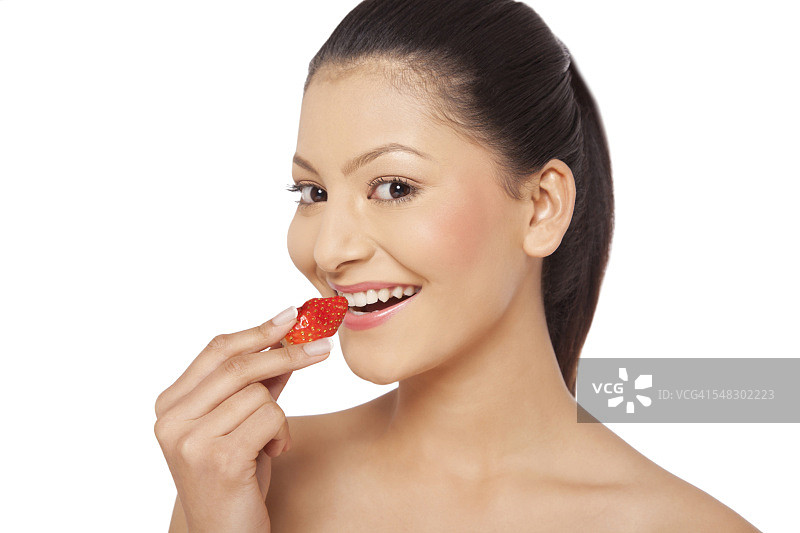 吃草莓的女人图片素材