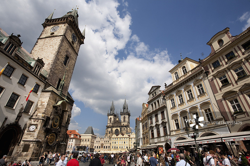 游客在拥挤的街道和泰恩教堂，布拉格，捷克共和国图片素材