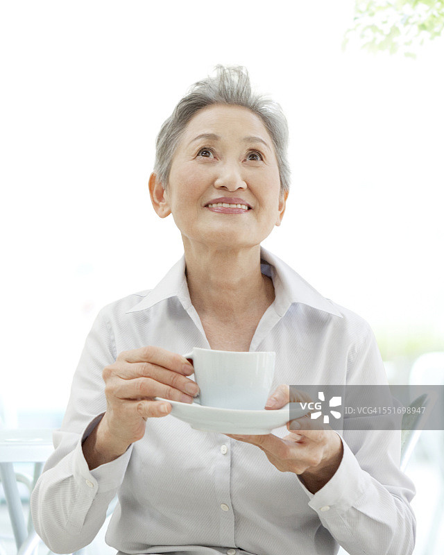 拿着一杯茶的老妇人图片素材