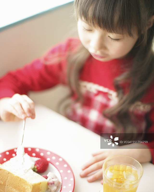 女孩吃蛋糕图片素材