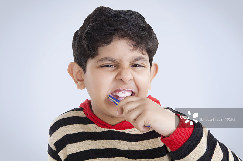 小男孩刷牙的照片图片素材