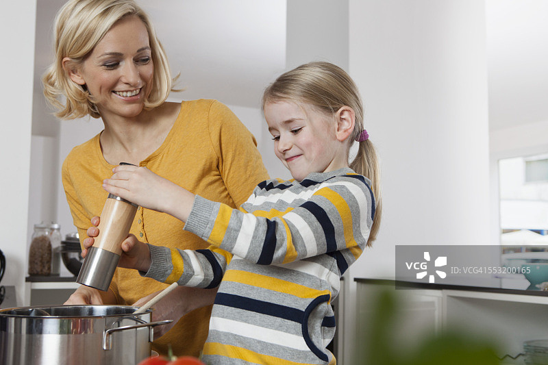 母亲和女儿在厨房做饭图片素材