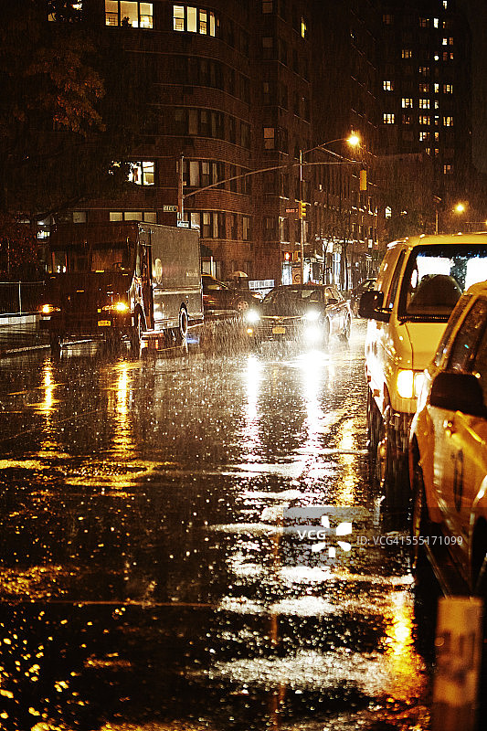 城市夜间交通状况图片素材