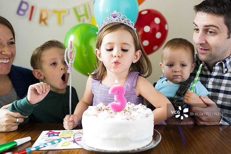 美国，犹他州，盐湖城，有三个孩子(2-3,4-5)的家庭在庆祝生日图片素材