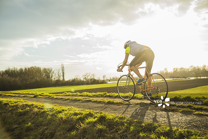 德国，曼海姆，骑自行车的年轻人图片素材