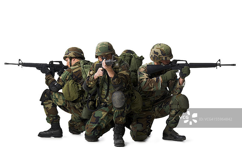 三个士兵蹲下瞄准步枪图片素材