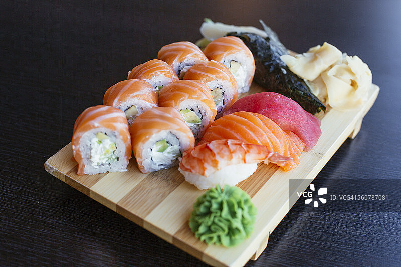 寿司卷和手握寿司放在木板上图片素材