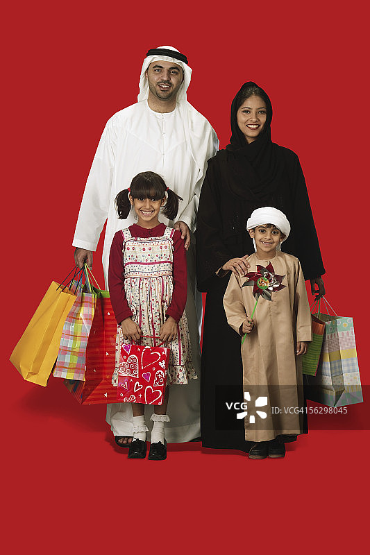 一个购物袋的阿拉伯家庭图片素材