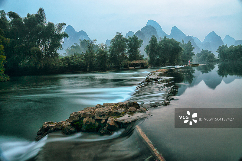 中国桂林，黎明时的漓江，背景是群山图片素材
