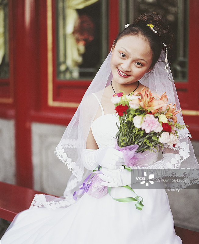 一个穿着婚纱的年轻女子的肖像图片素材
