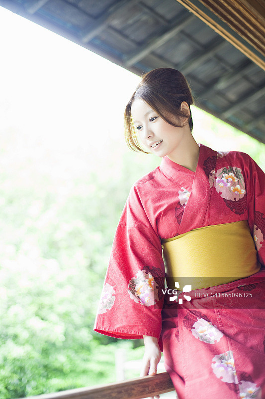 穿着浴衣的日本妇女图片素材