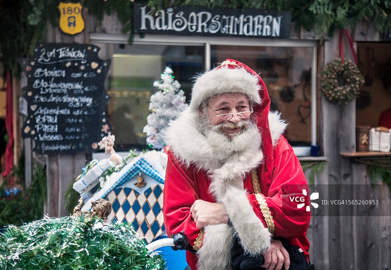 圣诞老人肖像在圣诞市场，玛丽恩广场，德国慕尼黑图片素材