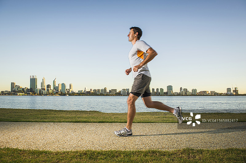 一名白人男子在澳大利亚西部的城市海滨跑步图片素材