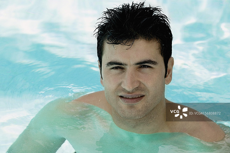 一个年轻人在游泳池里的肖像图片素材
