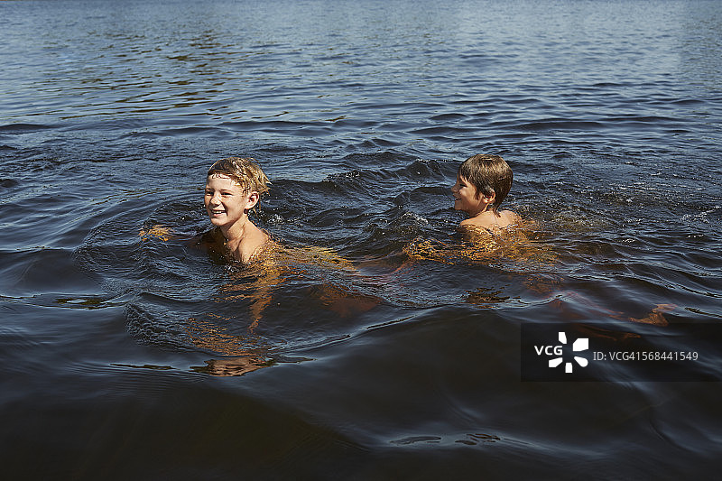 两个男孩在水里游泳图片素材