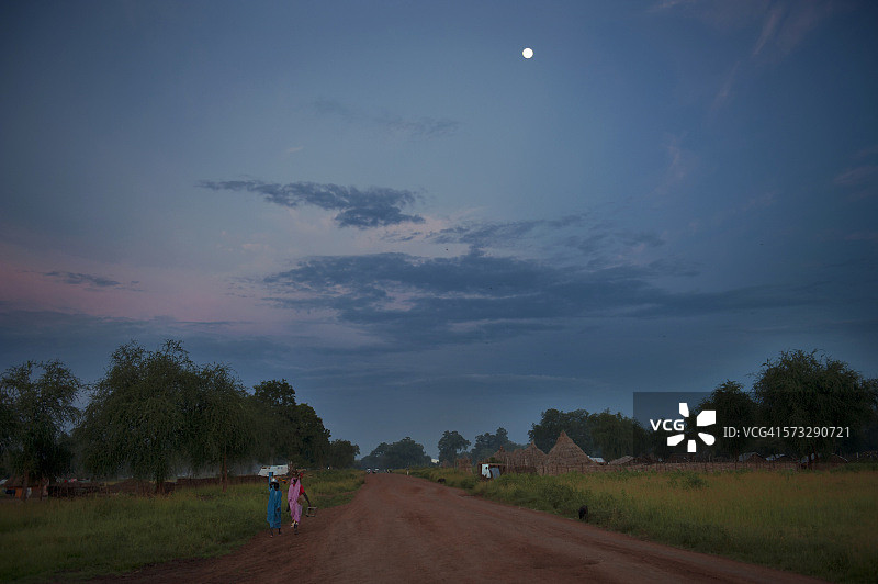 在南苏丹的满月和黄昏中行走图片素材