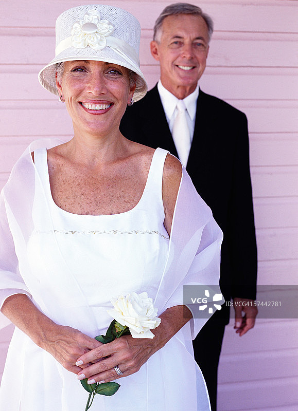 一对成熟的新婚夫妇的肖像;微笑图片素材