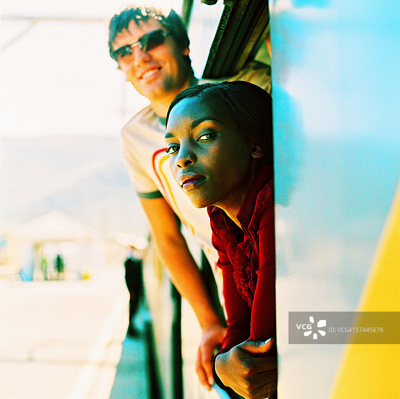 一个男人和女人的特写从公共汽车的窗户里探出头来图片素材