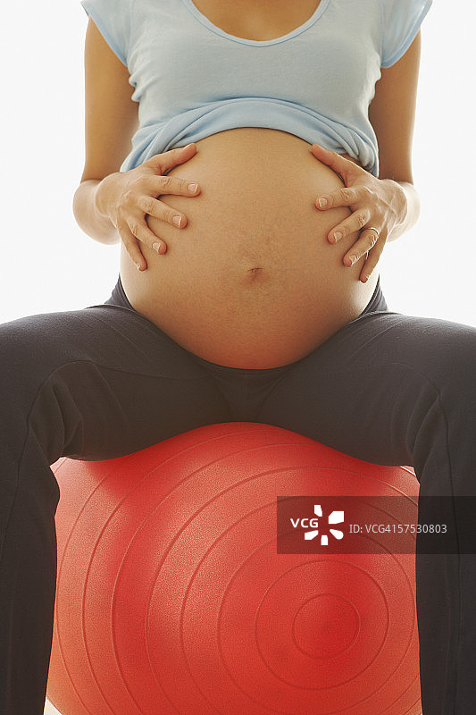 孕妇坐在健身球上图片素材