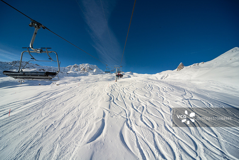 瑞士滑雪胜地的缆车和滑雪道图片素材
