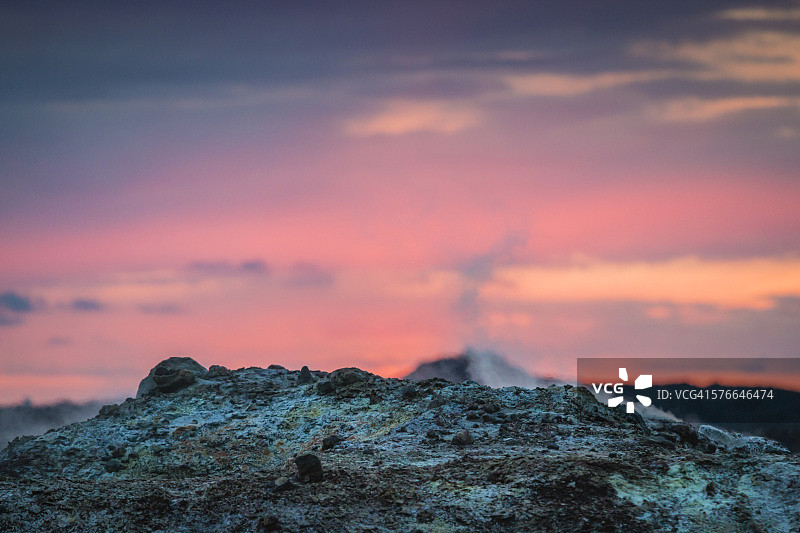雷克雅内斯半岛地热区的岩层上的蒸汽图片素材