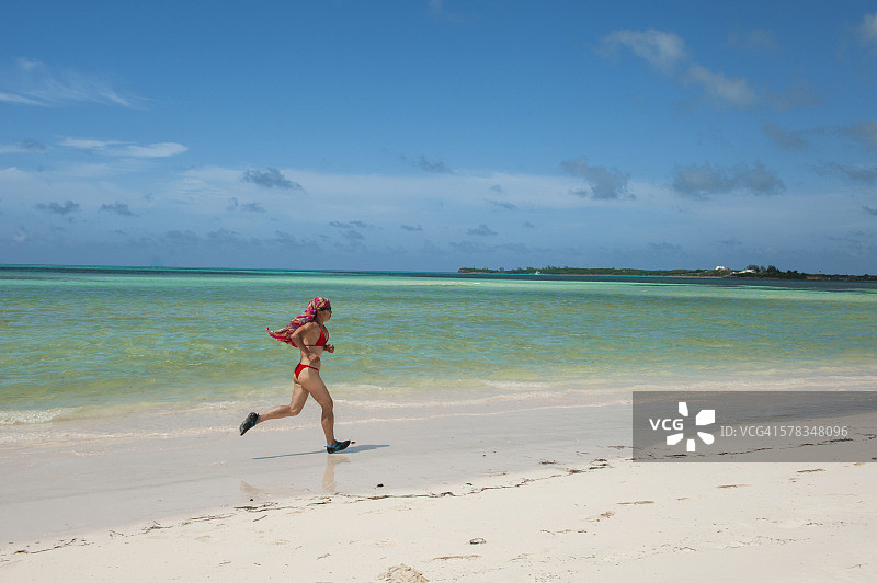 女子在海滩上奔跑(模型:黄亚翔_2015 beach.jpg)图片素材