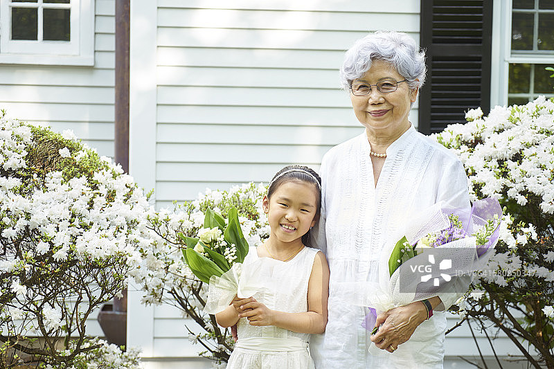 微笑的亚洲祖母和孙女图片素材