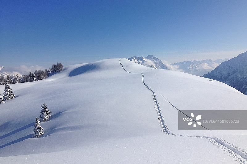 阿尔卑斯山完美的滑雪条件图片素材