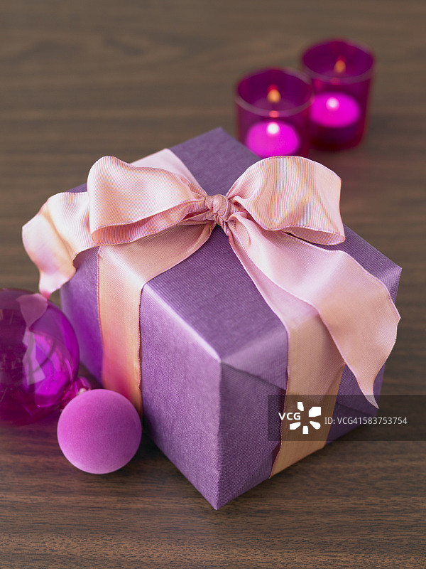 用紫色包装的圣诞礼物图片素材