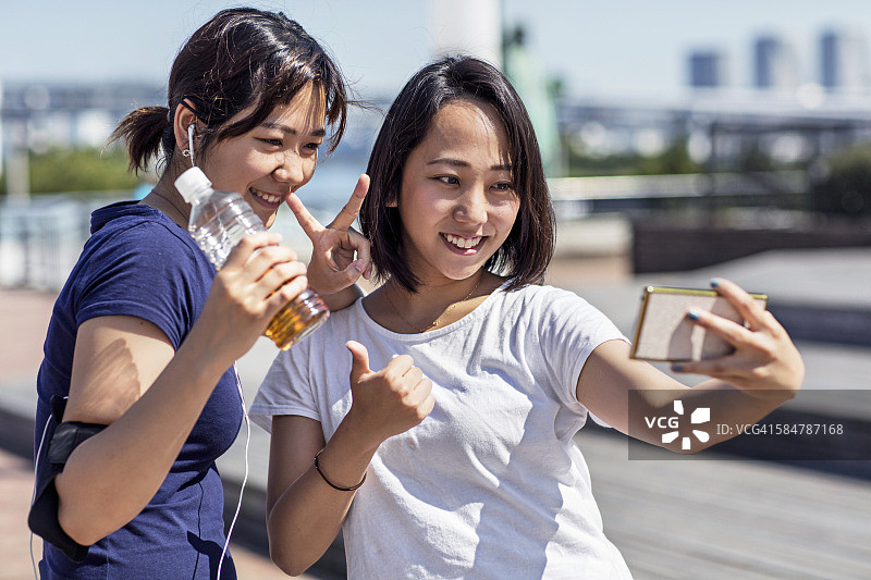 日本女孩在跑步后自拍图片素材