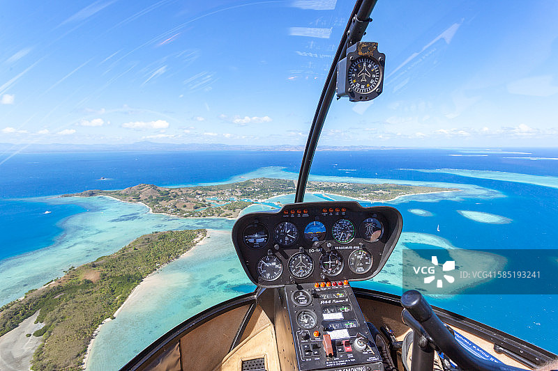 从直升机驾驶舱看到的热带岛屿，斐济图片素材