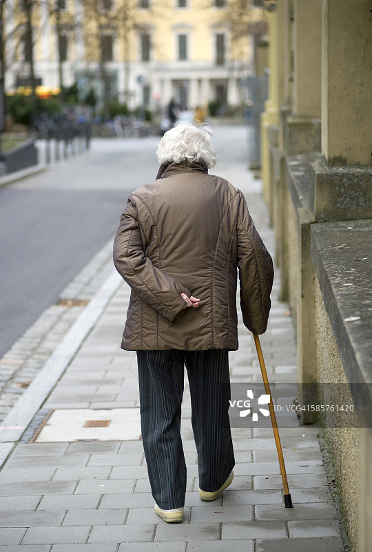 德国，巴伐利亚，雷根斯堡，老年妇女与拐杖的观点图片素材