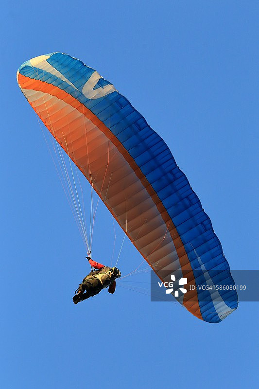 运动滑翔伞完成一个旋转机动上方图片素材