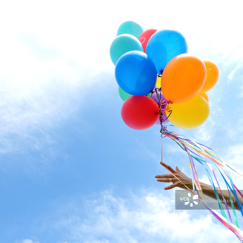 天空中五颜六色的气球图片素材