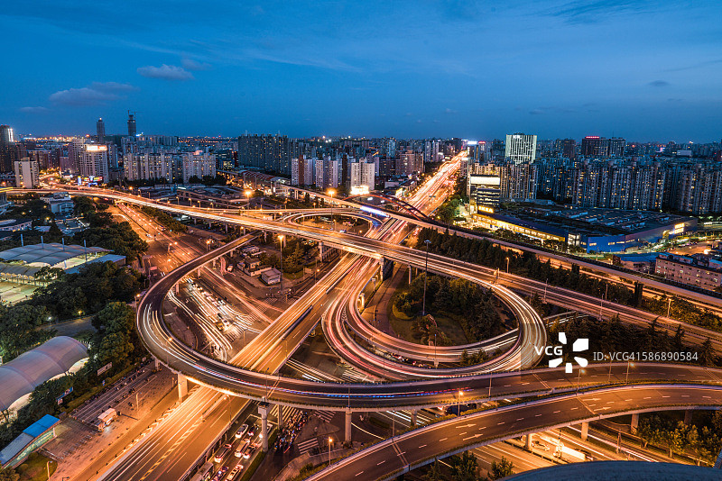 城市天际线和高速公路交汇处的傍晚，中国上海图片素材