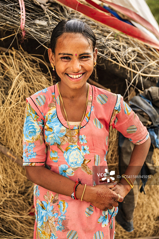 焦特布尔附近沙漠村庄的年轻印度女孩的肖像图片素材