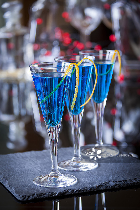 新鲜的鸡尾酒与蓝色库拉索甜酒图片素材