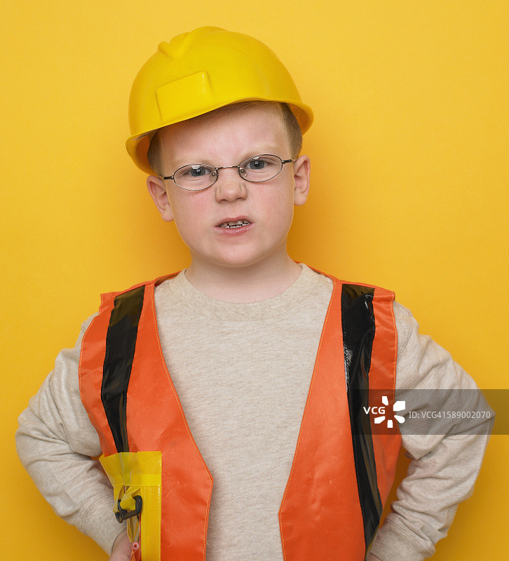 男孩打扮成愤怒的建筑工人图片素材