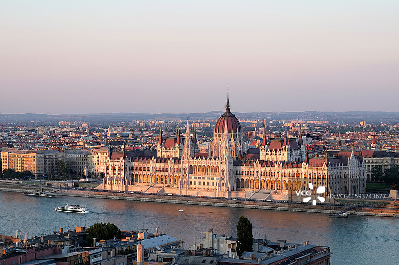 日落时分在布达佩斯的匈牙利议会大厦图片素材
