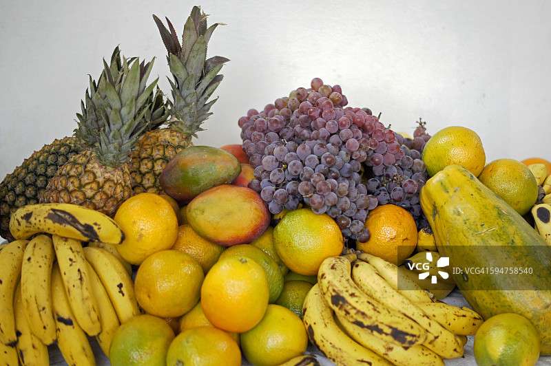 白色背景的天然水果。图片素材