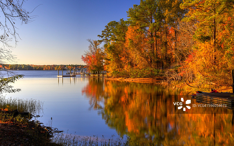 五彩缤纷的秋天在湖上图片素材