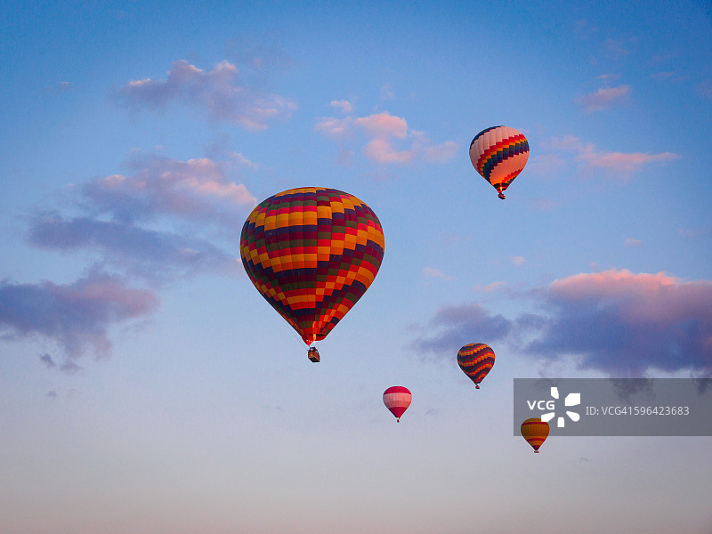 土耳其卡帕多西亚日出时的热气球图片素材