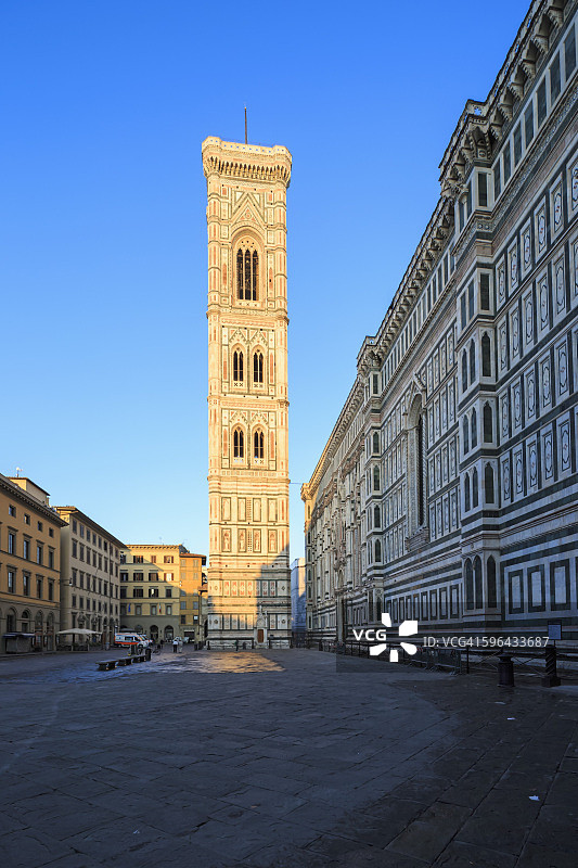 意大利佛罗伦萨，可以看到圣母大教堂和乔托钟楼图片素材