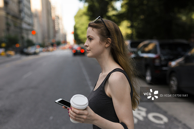 美国，纽约市，在曼哈顿忙碌的年轻女子图片素材